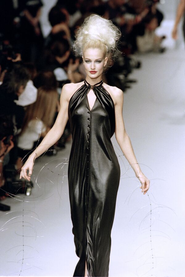 Người mẫu Hà Lan Karen Mulder giới thiệu bộ sưu tập của nhà mốt Karl Lagerfeld tại Paris, 1995 - Sputnik Việt Nam