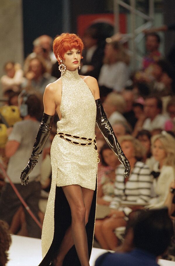 Người mẫu Linda Evangelista giới thiệu bộ sưu tập của nhà thiết kế Đức Karl Lagerfeld cho nhà mốt Chanel ở Paris, 1991 - Sputnik Việt Nam