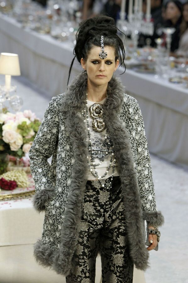 Người mẫu Anh Stella Tennant giới thiệu bộ sưu tập của nhà thiết kế Đức Karl Lagerfeld cho nhà mốt Chanel ở Paris, 2011 - Sputnik Việt Nam