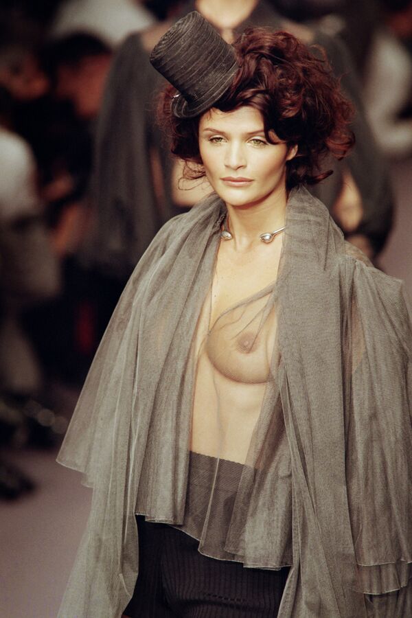 Người mẫu Đan Mạch Helena Christensen tại triển lãm bộ sưu tập Karl Lagerfeld ở Paris, 1995 - Sputnik Việt Nam