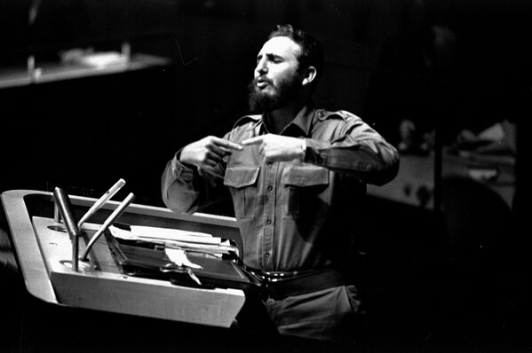 Ngày 26 tháng Chín năm 1960, lãnh tụ Cuba Fidel Castro đọc bài phát biểu: “Khi nào triết lý cướp bóc biến mất, khi đó cả triết lý chiến tranh cũng sẽ biến mất”.  Bài phát biểu kéo dài 4 giờ 29 phút và trở thành diễn văn dài nhất ở phiên họp Đại Hội đồng Liên Hiệp Quốc. Trong lời phát biểu của mình, chủ tịch Fidel Castro giải thích ý nghĩa chân chính của cách mạng Cuba và cảnh báo người Mỹ không thực hiện những cuộc tấn công vào đất nước mới tự đứng được trên đôi chân của mình. - Sputnik Việt Nam