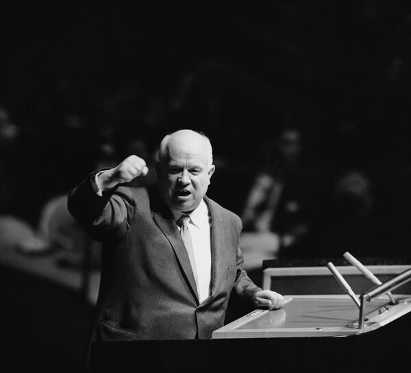 Ngày 12 tháng Mười năm 1960, lãnh đạo Liên xô lần đầu tiên đọc lời phát biểu tại Đại Hội đồng Liên Hiệp Quốc. Trong bài diễn văn của mình, Nikita Khrushyov bày tỏ sự ủng hộ với các nước châu Phi đã được giải phóng khỏi sự phụ thuộc thuộc địa. Ông cũng kêu gọi các nước tiến tới việc giải trừ quân bị hoàn toàn, để không còn có “những phương tiện tiến hành chiến tranh”. Sau đó giới truyền thông thông báo rằng trong khi đọc phát biểu, Bí thư thứ nhất Ban chấp hành Đảng Cộng sản Liên Xô đã đập giày lên bục diễn đàn. Những người chứng kiến nói rằng điều đó xảy ra trong hội trường khi đại diện Phillipines so sánh Liên Xô với trại tập trung. - Sputnik Việt Nam