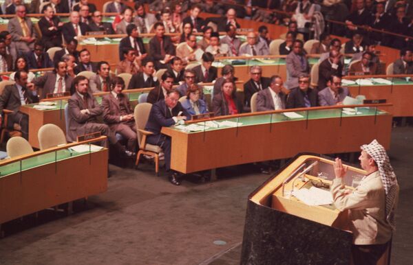 Ngày 13 tháng 11 năm 1974, thủ lĩnh Palestine Yasser Arafat lần đầu tiên được mời đến Đại Hội đồng Liên Hiệp Quốc theo yêu cầu của Phong trào Không liên kết. Trong bài phát biểu của mình, ông gọi chủ nghĩa phục quốc zionism là một hình thức phân biệt chủng tộc. Một năm sau, Đại Hội đồng Liên Hiệp Quốc ra nghị quyết “Xóa bỏ mọi hình thức phân biệt chủng tộc”, rằng zionism là hình thức của nạn kỳ thị và phân biệt chủng tộc. - Sputnik Việt Nam