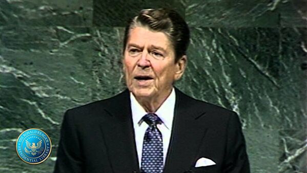 Ngày 21 tháng Chín năm 1987, tại phiên họp thứ 42 của Đại Hội đồng Liên Hiệp Quốc, tổng thống Mỹ Donald Reagan đã gọi “mối đe dọa ngoài hành tinh” là một yếu tố mạnh mẽ có khả năng giải quyết những mâu thuẫn lẫn nhau giữa các quốc gia. Giới truyền thông cho hay cố vấn tổng thống phụ trách vấn đề an ninh quốc gia Colin Powell đã cố gạch bỏ những tuyên bố như vậy ra khỏi lời phát biểu chính thức của Donald Reagan. - Sputnik Việt Nam