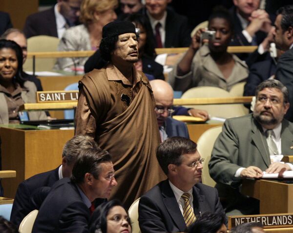 Ngày 23 tháng Chín năm 2009, thủ lĩnh cách mạng Libya Muammar Gaddafi đòi quyền phủ quyết thường xuyên cho tất cả các thành viên của Hội đồng Bảo an LHQ. Ông đồng thời tuyên bố rằng Libya  không có nghĩa vụ tuân thủ các nghị quyết của LHQ và vứt Hiến chương của tổ chức. Muammar Gaddafi đã nói hơn  hai tiếng trong khi thời gian cho phép chỉ 15 phút. Khoảng gần một tiếng sau, viên phiên dịch người Libya ngất xỉu. Thay thế ông là người đứng đầu ban Ả Rập của cơ quan dịch thuật LHQ. - Sputnik Việt Nam