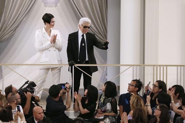 Nhà thiết kế thời trang Đức Karl Lagerfeld bày tỏ lòng cảm tạ với công chúng cùng với người mẫu Mỹ Kendall Jenner trong buổi trình diễn bộ sưu tập Karl Lagerfeld tại Paris, 2015. - Sputnik Việt Nam