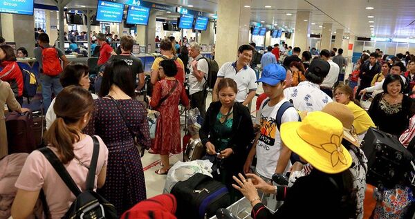 Hành khách làm thủ tục chuẩn bị bay tại Tân Sơn Nhất Hành khách làm thủ tục chuẩn bị bay tại Tân Sơn Nhất - Sputnik Việt Nam