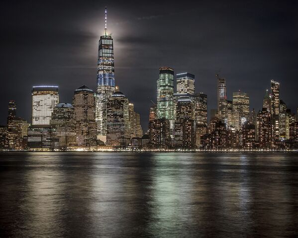 Trăng tròn chiếu sáng bầu trời phía sau Trung tâm Thương mại Thế giới ở New York, Hoa Kỳ - Sputnik Việt Nam