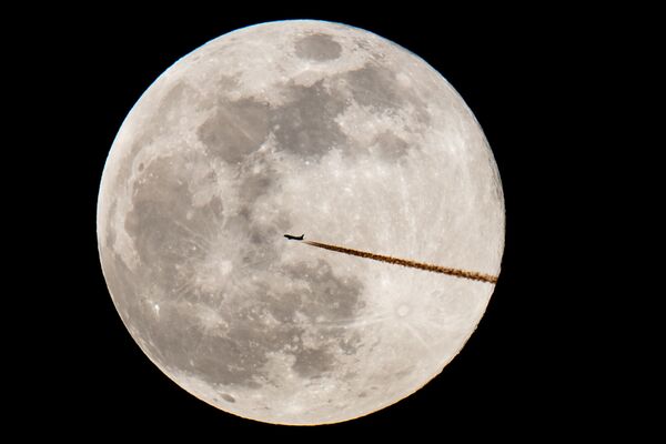 Máy bay trên nền trăng tròn ở Đức - Sputnik Việt Nam