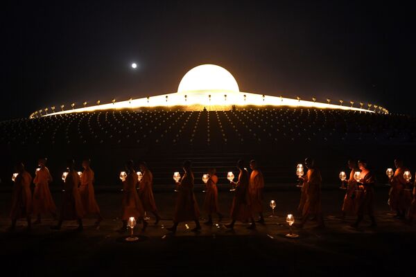 Ngôi chùa Phật giáo Wat Phra Dhammakaya trên nền siêu trăng ở Thái Lan - Sputnik Việt Nam