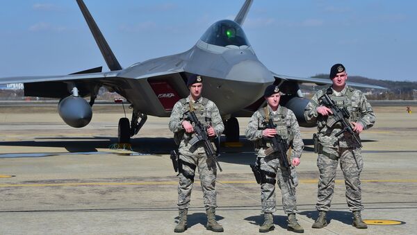 Американские военнослужащие возле истребителя F-22 на базе ВВС США Осан в Пхентхэке, Южная Корея - Sputnik Việt Nam