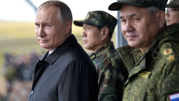 Tổng thống Nga Vladimir Putin và Bộ trưởng quốc phòng Nga Sergei Shoigu - Sputnik Việt Nam