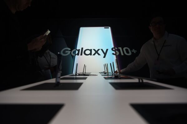 Các nhà báo đang xem xét điện thoại thông minh mới của Samsung trong buổi giới thiệu tại San Francisco - Sputnik Việt Nam