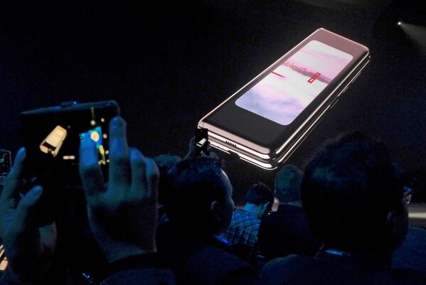 Samsung Galaxy Fold mới trên màn hình trong buổi giới thiệu sản phẩm tại San Francisco - Sputnik Việt Nam