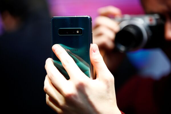 Nhà báo chụp ảnh Samsung Galaxy S10e mới trong buổi giới thiệu sản phẩm ở London - Sputnik Việt Nam