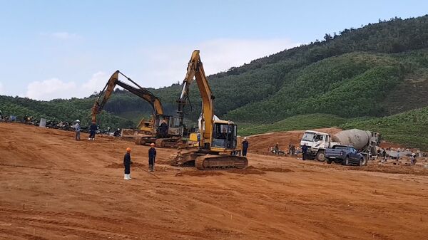 Đơn vị thi công đang thi công Nhà máy điện mặt trời Xuân Thọ 1 Đơn vị thi công đang thi công Nhà máy điện mặt trời Xuân Thọ 1 - Sputnik Việt Nam