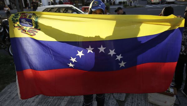 Протестующий с флагом Венесуэлы в Эквадоре - Sputnik Việt Nam