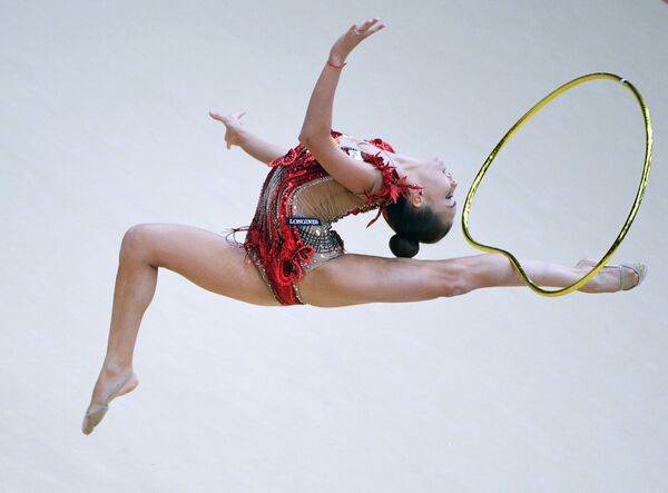 Dina Averina (Nga) thực hiện bài tập vòng trong buổi chung kết chương trình thể dục dụng cụ đơn nữ tại Moscow Grand Prix - Sputnik Việt Nam