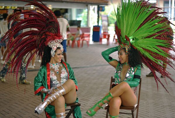 Các vũ công Samba của trường Rio Grande Samba nói chuyện với nhau trong giờ nghỉ giải lao, Rio de Janeiro - Sputnik Việt Nam