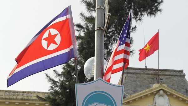 Cờ Mỹ và cờ Triều Tiên, bên dưới là biểu tượng hai bàn tay bắt chặt vào nhau thể hiện tinh thần của cuộc gặp lớn, được treo bên ngoài Nhà khách Chính phủ trên phố Ngô Quyền, Quận Hoàn Kiếm. - Sputnik Việt Nam