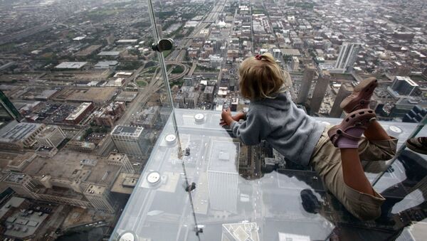 Đài quan sát Skydeck ledge ở Chicago được gắn dưới dạng cabin bằng kính bên ngoài tòa nhà chọc trời ở độ cao 412 mét – ngang với tầng 103 của tòa tháp. Tòa tháp này là tòa nhà cao thứ tám trên thế giới (438 mét), gồm 110 tầng. - Sputnik Việt Nam