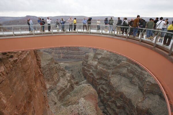 Trên đài quan sát Grand Canyon ở Arizona, Mỹ. Grand Canyon được công nhận là một trong bảy kỳ quan thế giới. Bạn có thể chiêm ngưỡng tất cả vẻ đẹp của nó bằng cách đi bộ theo cây cầu thủy tinh Skywalk. Cây cầu này có chiều rộng chỉ hơn 3 mét, trải dài 21 mét từ mép hẻm núi ở độ cao 1200 mét. Cây cầu có thể đồng thời chịu đựng được trọng lượng của 747 máy bay chở khách. - Sputnik Việt Nam