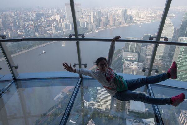 Du khách trên đài quan sát của Tháp truyền hình Oriental Pearl ở Thượng Hải. Đây là tòa nhà cao thứ ba ở châu Á (468 mét) và là tháp truyền hình cao thứ năm trên thế giới. Đài quan sát bằng kính được bố trí ở độ cao 350 mét. - Sputnik Việt Nam