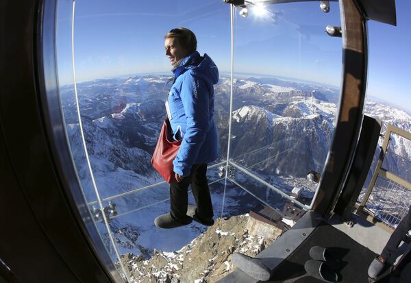 Đài quan sát Step into the void trên dãy núi Alps của Pháp ngày nay được coi là cao nhất châu Âu. Đó là một khối thủy tinh khổng lồ, theo nghĩa đen lơ lửng trong không trung ở độ cao 3842 mét. - Sputnik Việt Nam