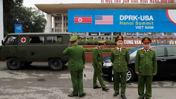 Các chiến sĩ công an, cảnh sát Việt Nam đứng bảo vệ bên ngoài trung tâm báo chí trước thềm Hội nghị thượng đỉnh Mỹ-Triều, Hà Nội, Việt Nam, ngày 23 tháng 2 năm 2019. - Sputnik Việt Nam