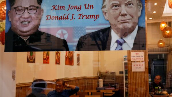Poster in hình các nhà lãnh đạo CHDCND Triều Tiên Kim Jong-un và Hoa Kỳ, TT Donald Trump tại Hà Nội - Sputnik Việt Nam