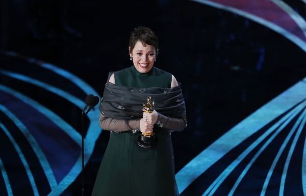 Nữ diễn viên Olivia Colman với giải thưởng cho vai nữ chính xuất sắc nhất tại Lễ trao giải Oscar-2019 - Sputnik Việt Nam