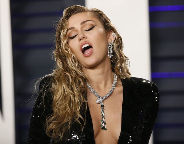 Ca sĩ Miley Cyrus tại bữa tiệc Vanity Fair sau lễ trao giải Oscar-2019 - Sputnik Việt Nam