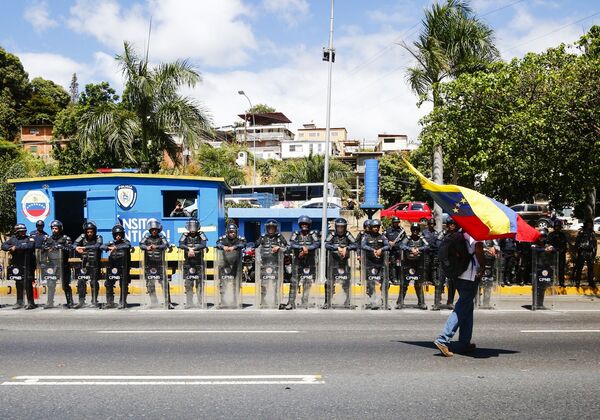 Các nhân viên cảnh sát trong cuộc biểu tình ở Caracas ủng hộ tổng thống lâm thời tự xưng – thủ lĩnh phe đối lập Juan Guaido - Sputnik Việt Nam