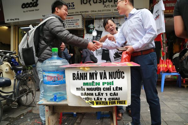 Hà Nội tưng bừng chào đón Hội nghị thượng đỉnh Mỹ-Triều: Bánh mỳ và nước uống miễn phí cho du khách Hà Nội tưng bừng chào đón Hội nghị thượng đỉnh Mỹ-Triều: Bánh mỳ và nước uống miễn phí cho du khách - Sputnik Việt Nam