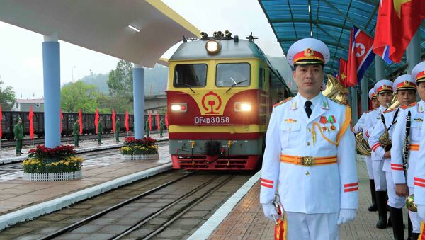 Đoàn tàu hỏa đặc biệt chở Chủ tịch Kim Jong-un và đoàn Triều Tiên đến ga Đồng Đăng lúc 8 giờ 13 phút. - Sputnik Việt Nam