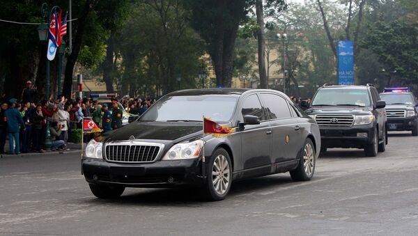 Đoàn xe Chủ tịch Triều Tiên Kim Jong-un di chuyển qua Quảng trường Cách mạng tháng 8. - Sputnik Việt Nam