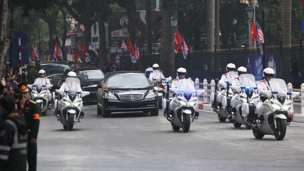 Đoàn xe đưa Chủ tịch Triều Tiên Kim Jong-un về Hà Nội trên phố Tràng Tiền. - Sputnik Việt Nam