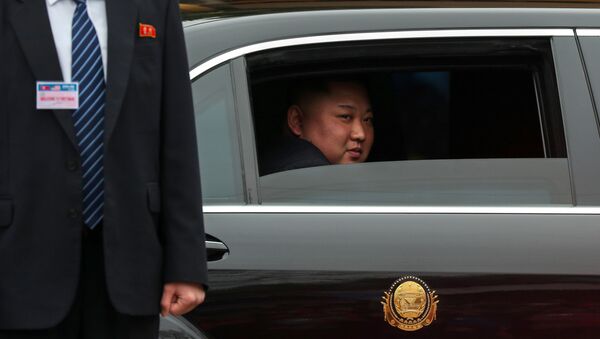 Lãnh đạo CHDCND Triều Tiên Kim Jong-un trong xe ô- tô - Sputnik Việt Nam