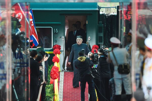 Nhà lãnh đạo CHDCND Triều Tiên Kim Jong-un tại nhà ga sau khi đến Việt Nam - Sputnik Việt Nam