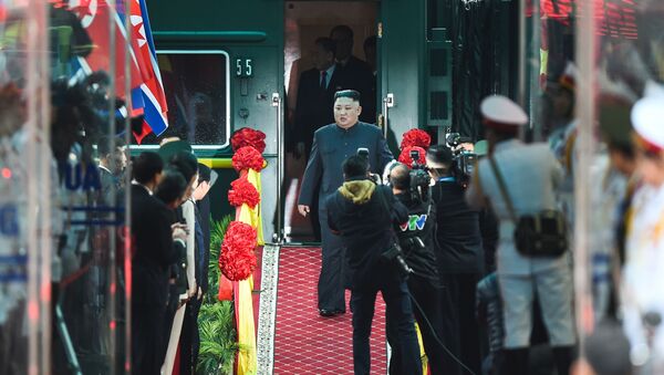Nhà lãnh đạo CHDCND Triều Tiên Kim Jong-un tại nhà ga sau khi đến Việt Nam - Sputnik Việt Nam