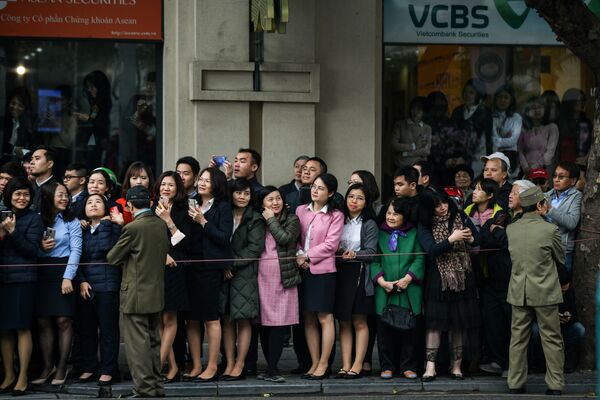 Người dân chờ đón đoàn xe của nhà lãnh đạo Triều Tiên Kim Jong-un tại Hà Nội - Sputnik Việt Nam