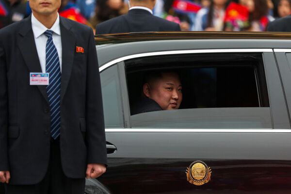 Lãnh đạo CHDCND Triều Tiên Kim Jong-un trong xe ô- tô - Sputnik Việt Nam