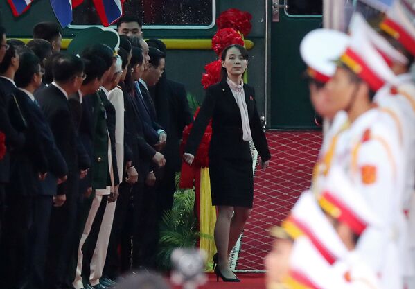Kim Yo Jong, em gái của nhà lãnh đạo Triều Tiên Kim Jong-un, trên sân ga Đồng Đăng, Việt Nam ở biên giới  tiếp giáp Trung Quốc - Sputnik Việt Nam