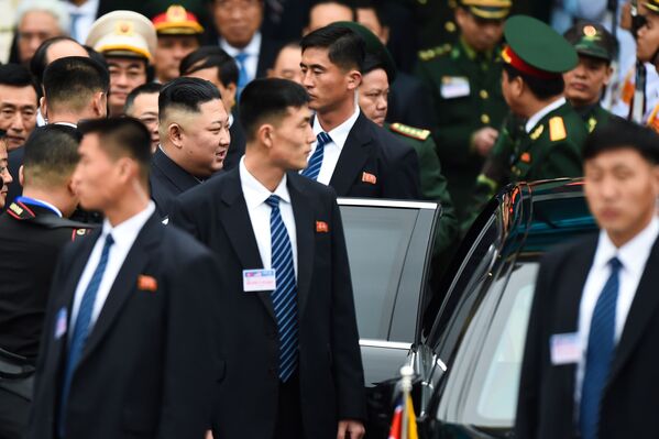 Nhà lãnh đạo CHDCND Triều Tiên Kim Jong-un trong vòng bảo vệ an ninh tại ga Đồng Đăng ở Việt Nam - Sputnik Việt Nam
