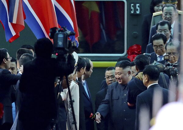 Nhà lãnh đạo CHDCND Triều Tiên Kim Jong-un được an ninh bảo vệ tại ga đường sắt Đồng Đăng ở Việt Nam - Sputnik Việt Nam