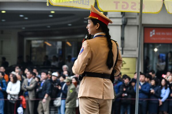 Nữ cảnh sát viên Việt Nam tại vị trí trong thời gian đón nhà lãnh đạo Triều Tiên Kim Jong-un tại Hà Nội - Sputnik Việt Nam