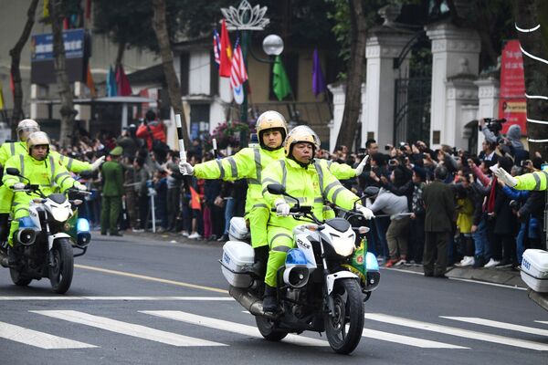 Cảnh sát Việt Nam hộ tống chuyên xe của nhà lãnh đạo Triều Tiên Kim Jong-un tại Hà Nội - Sputnik Việt Nam