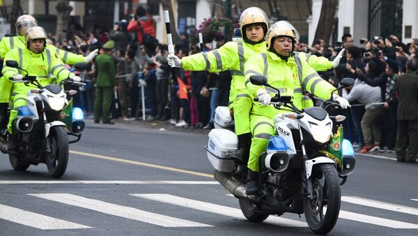 Cảnh sát Việt Nam hộ tống chuyên xe của nhà lãnh đạo Triều Tiên Kim Jong-un tại Hà Nội - Sputnik Việt Nam