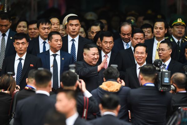 Chủ tịch Triều tiên Kim Jong-un tại nhà ga sau khi đến Việt Nam - Sputnik Việt Nam