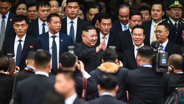 Chủ tịch Triều tiên Kim Jong-un tại nhà ga sau khi đến Việt Nam - Sputnik Việt Nam